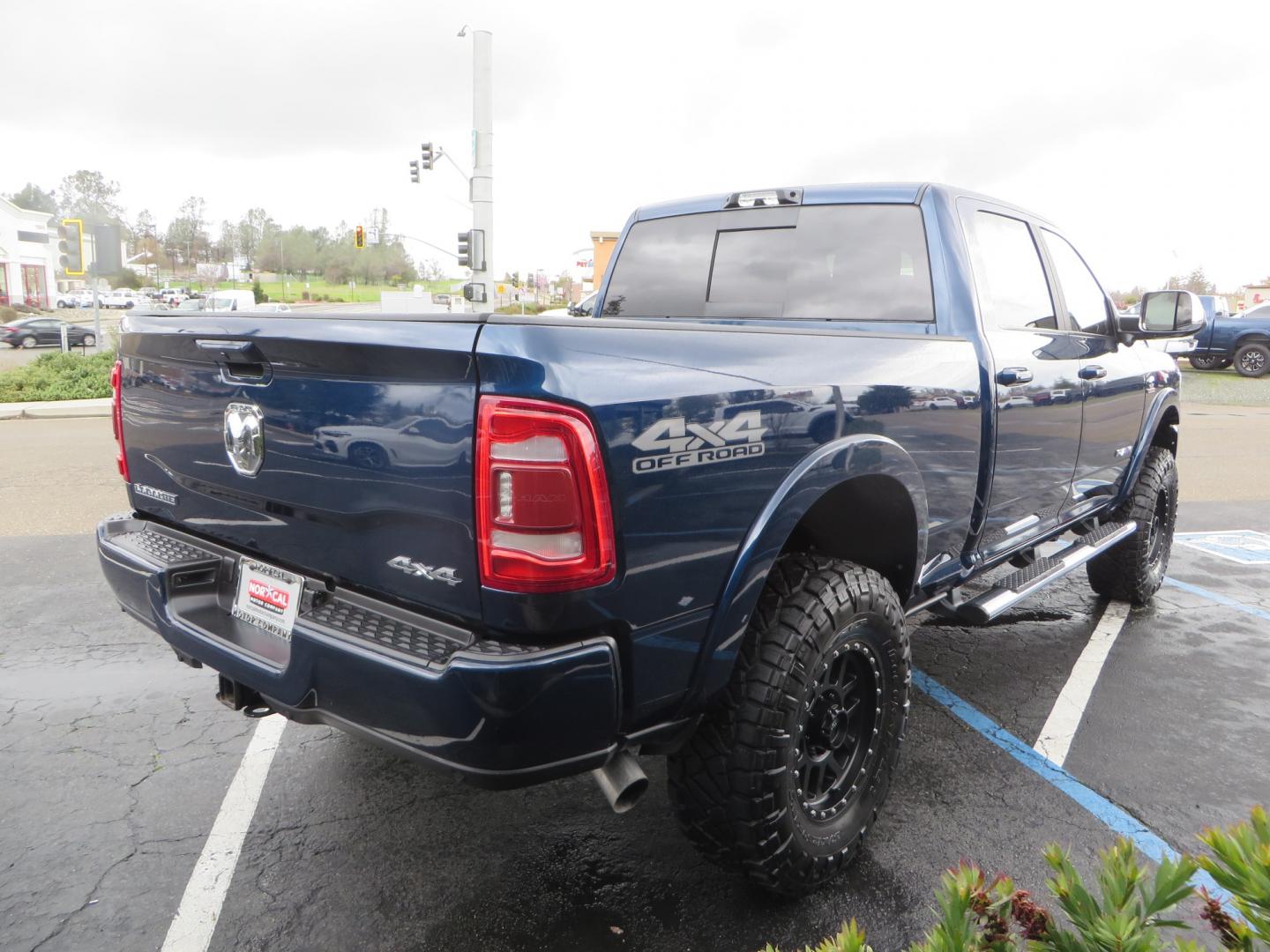 2022 BLUE /BLACK RAM 2500 LARAMIE (3C6UR5FL0NG) with an 6.7L L6 OHV 24V TURBO DIESEL engine, automatic transmission, located at 2630 Grass Valley Highway, Auburn, CA, 95603, (530) 508-5100, 38.937893, -121.095482 - CLEAN AND WELL EQUIPPED LARAMIE CREW CAB DIESEL. NEW 3" SUSPENSION KIT WITH FOX SHOCKS, 37" RIDGE GRAPPLERS & 18" METHODS - Photo#4